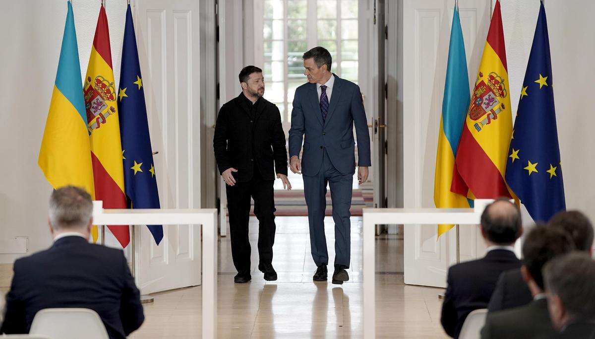 El presidente del Gobierno, Pedro Sánchez, durante el encuentro con el presidente de Ucrania, Volodímir Zelenski, en La Moncloa.