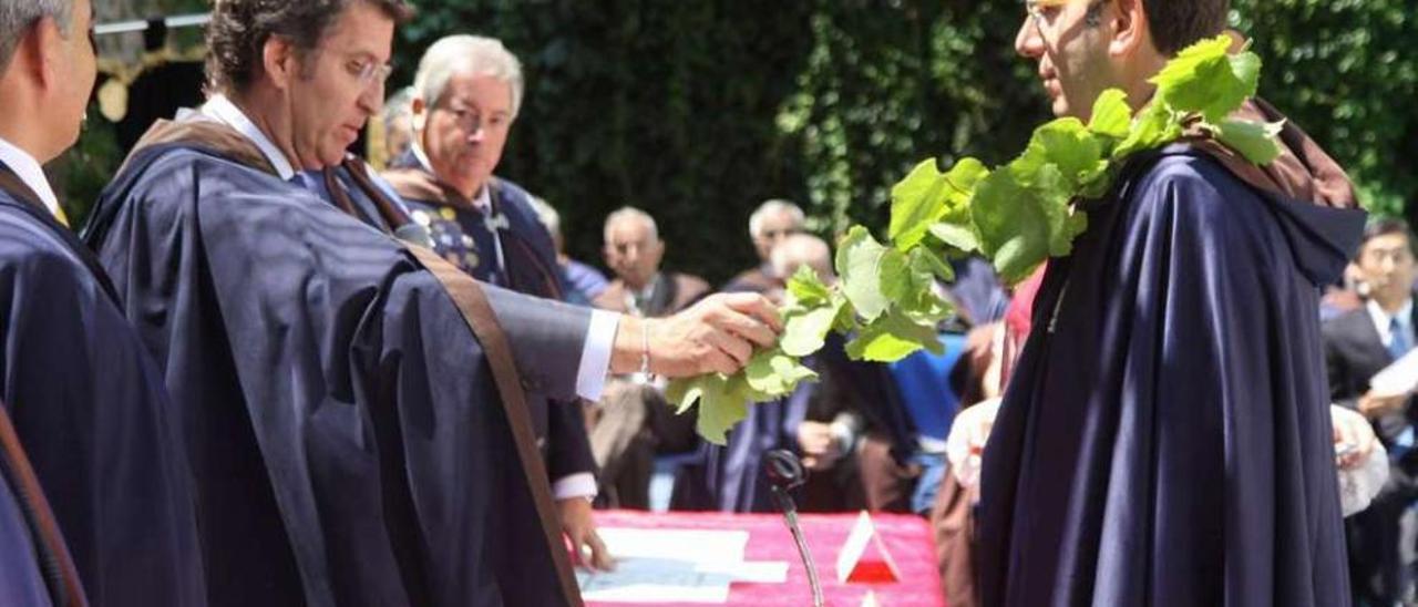 El Gran Mestre del Capítulo, Feijóo, inviste Cabaleiro al bodeguero y edil del PP Eulogio Pomares. // Muñiz