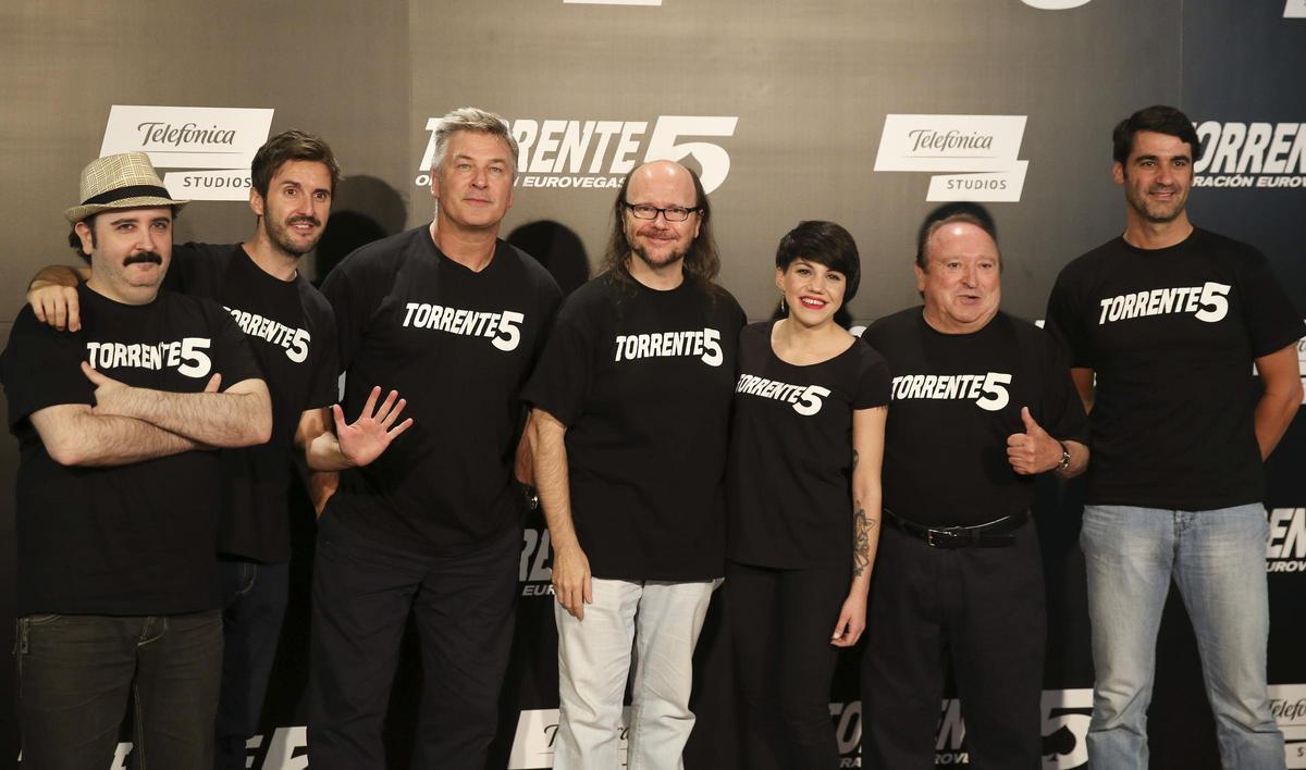 El actor y director Santiago Segura (c), durante la presentación en Madrid de la quinta entrega de la saga Torrente, acompañado de sus protagonistas Alec Baldwin (3i), Jesulín de Ubrique (d) y Fernando Esteso (2d), entre otros.
