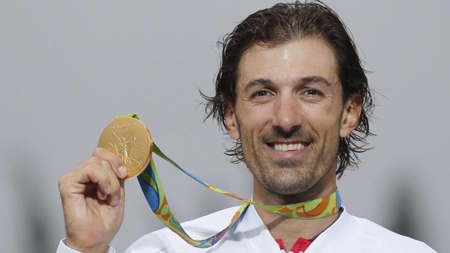 Cancellara posa con la medalla de oro de la contrarreloj.