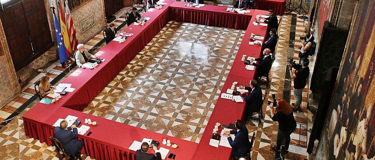 Imagen cenital del encuentro de Puig con representantes institucionales, en el Saló de Corts del Palau de la Generalitat.