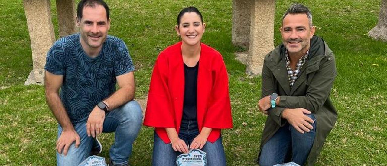 De izq. a dcha.: el concejal de Deportes, Rubén Viéitez; la alcaldesa, Leticia Santos; y José Miguel Patiño, del Club Patiño.