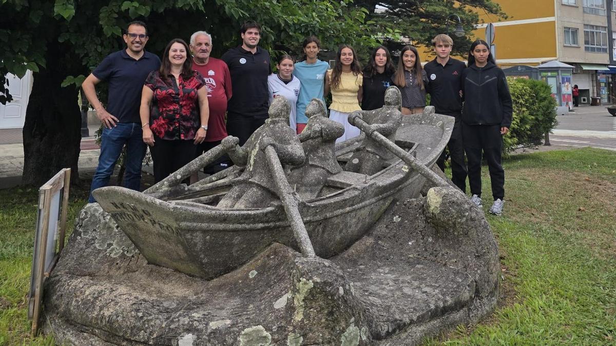 Recepción de la alcaldesa y el edil de Deportes de Cangas a algunas de las jugadoras.