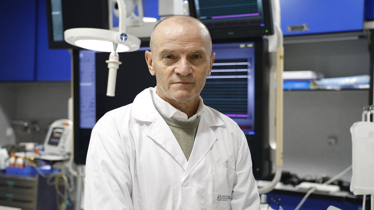 El doctor José Ramón González Juanatey, jefe del Servicio de Cardiología del CHUS