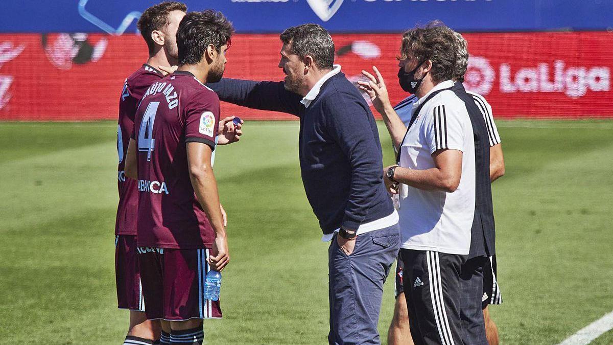 Óscar da instrucciones a Jorge Sáez y Araújo.