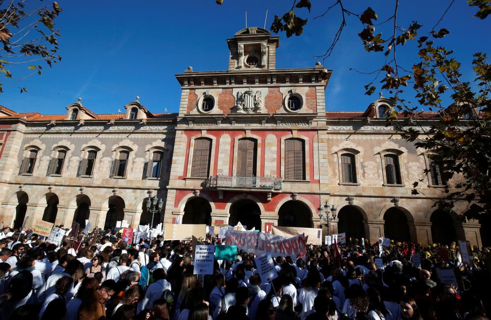 Les protestes de bombers i metges arriben al Parlament