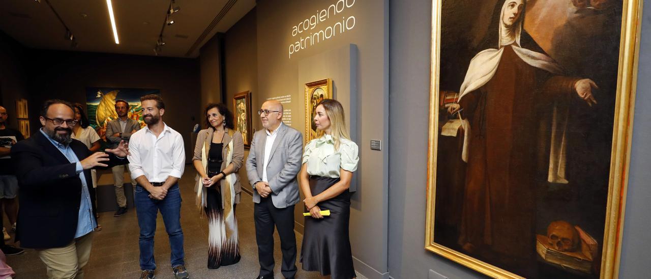 El conservador Javier Pueyo explica detalles de la obra de Murillo ‘Santa Teresa de Jesús’ a Juan Márquez, Elena Acosta, Antonio Morales y Guacimara Medina.