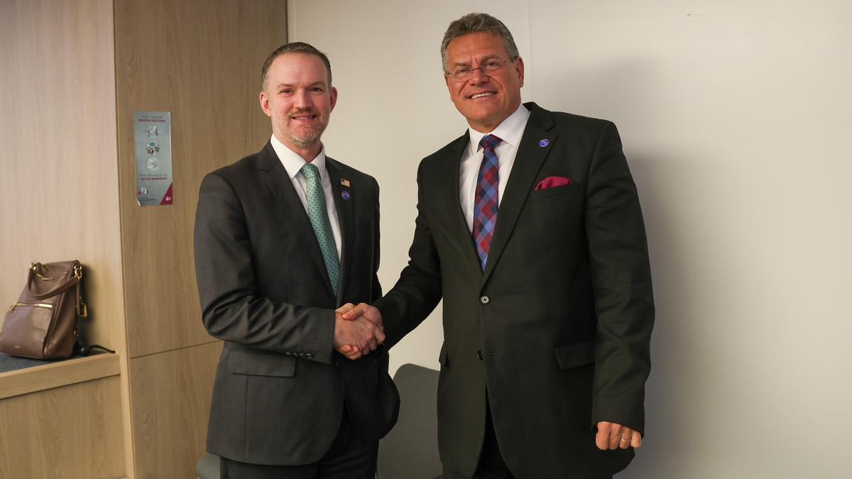 El secretario de Comercio de EEUU, Jamieson Greer, y el comisario de Comercio de la Comisión Europea, Maros Sefcovic, durante su reunión este miércoles en París.