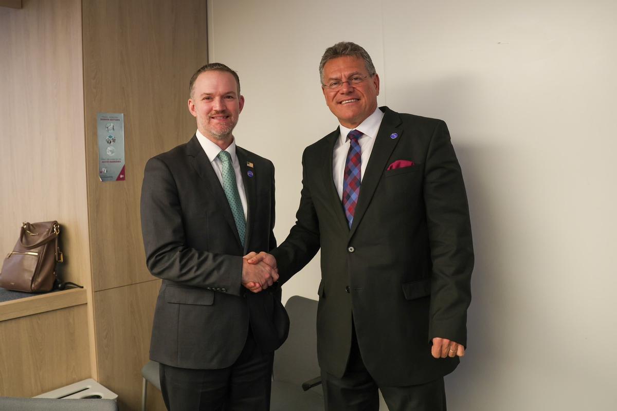 El representante comercial estadounidense, Jamieson Greer, y el comisario de Comercio de la Comisión Europea, Maros Sefcovic, durante su reunión este miércoles en París.