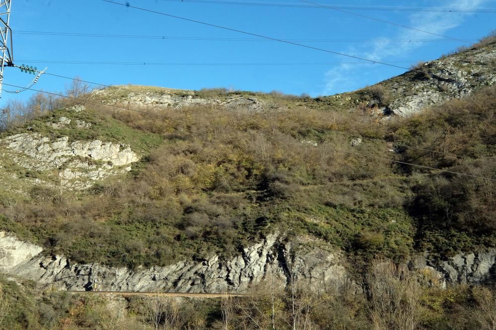 Técnicos del ADIF en labores en Pajares ante el riesgo de derrumbe sobre las vías