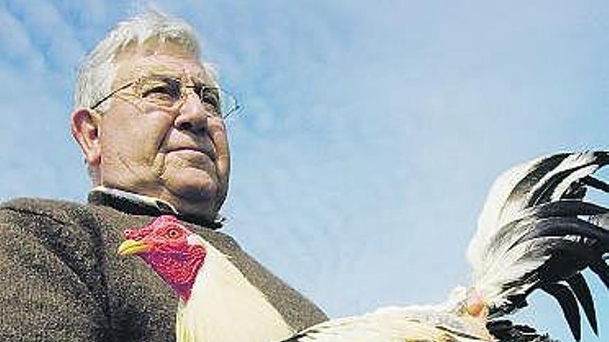 José Luis Hernández, con uno de sus gallos, en una foto de archivo.