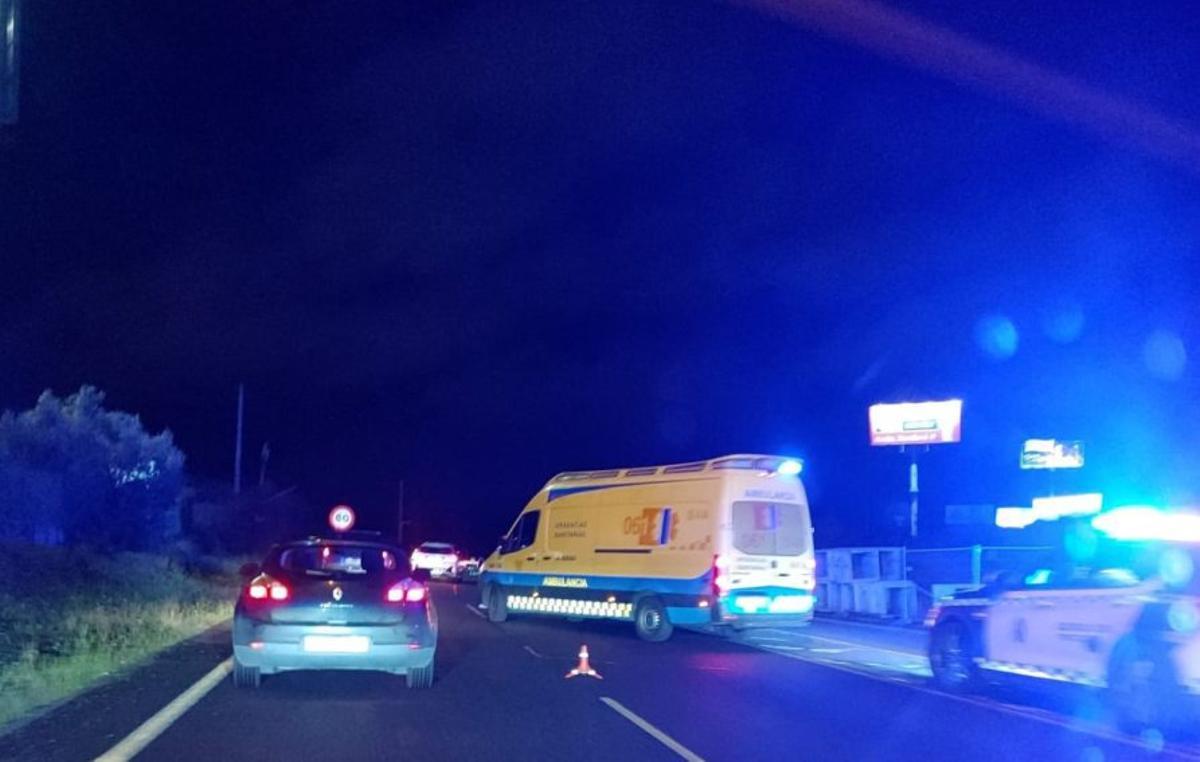 La ambulancia del 061, en el lugar del atropello. |  @EloyTP