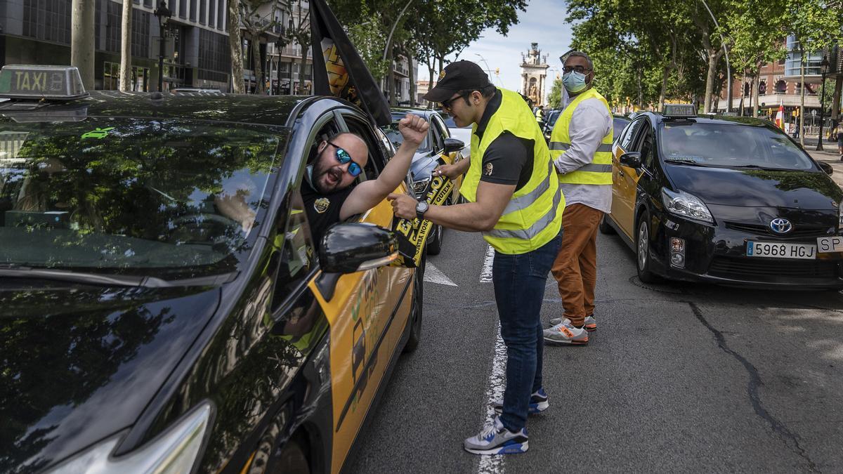 Euforia durante la protesta, con los taxistas avanzando por Gran Via