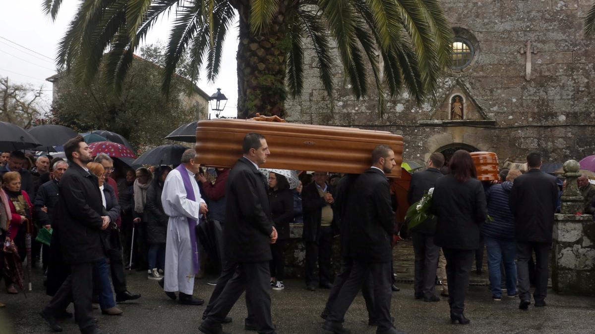 Entierro de la valguesa María José Aboy en la iglesia de Santa María de Carracedo y de su marido, Javier Bello, quien se suicidó después de asesinarla de un disparo.