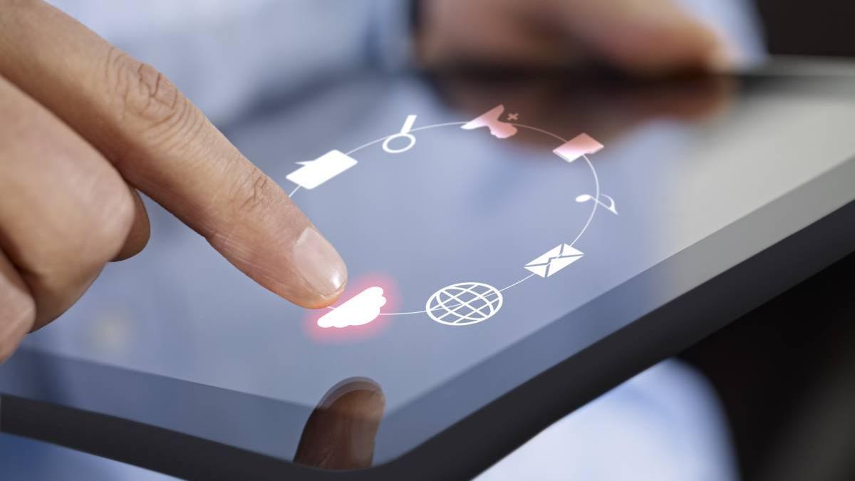Una persona utiliza un dispositivo electrónico.