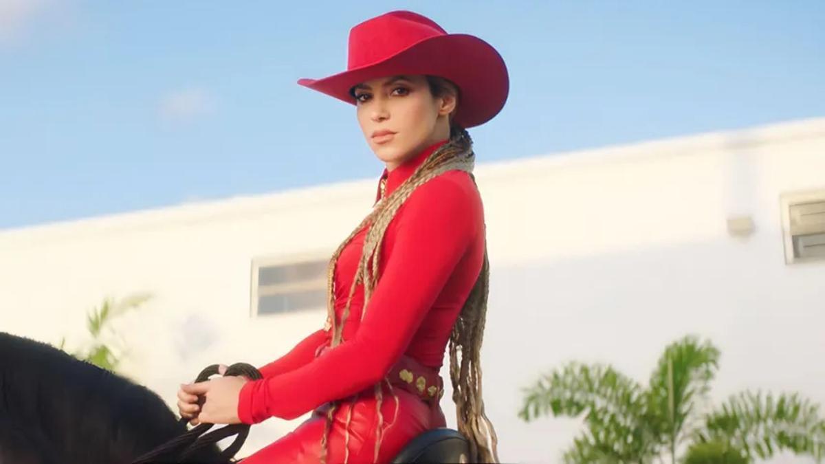 Shakira, a lomos de un semental, en el clip de 'El Jefe'.