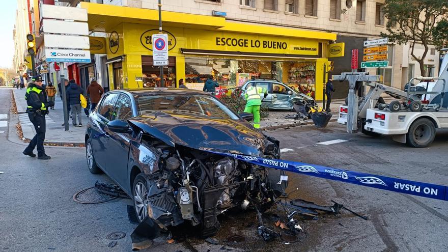Aparatoso accidente con dos vehículos implicados en la calle Tomás Bretón de Zaragoza