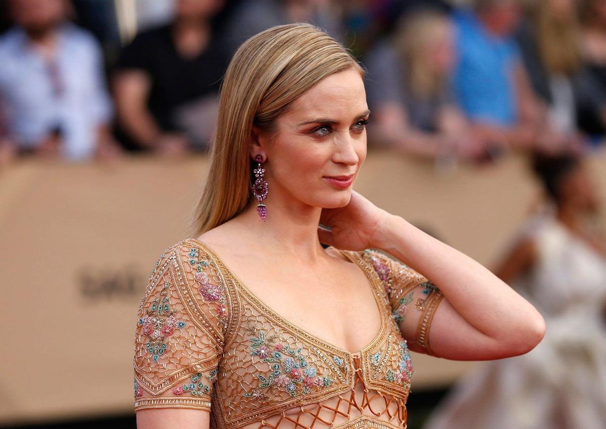 Detalle del escote del vestido de Cavalli de Emily Blunt