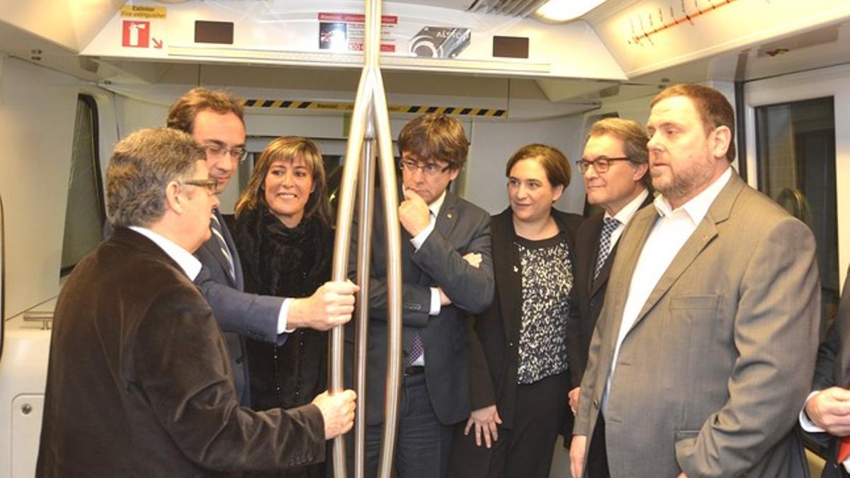 Tejedor, Rull, Marín, Puigdemont, Colau, Mas y Junqueras, a bordo del metro, rumbo al aeropuerto.
