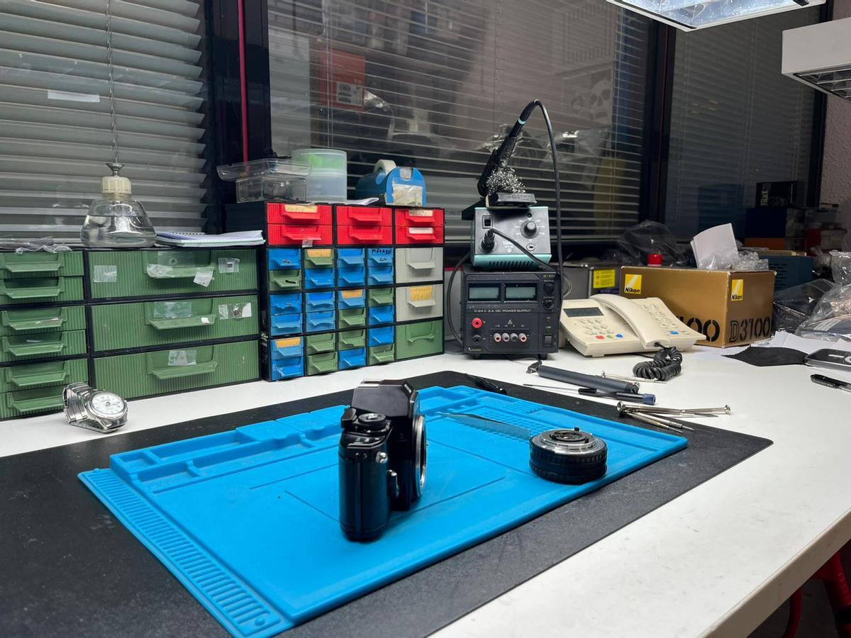 Mesa de trabajo de Fotosonic, con múltiples cajones y utensilios que utilizan para reparar cámaras, telescopios o prismáticos