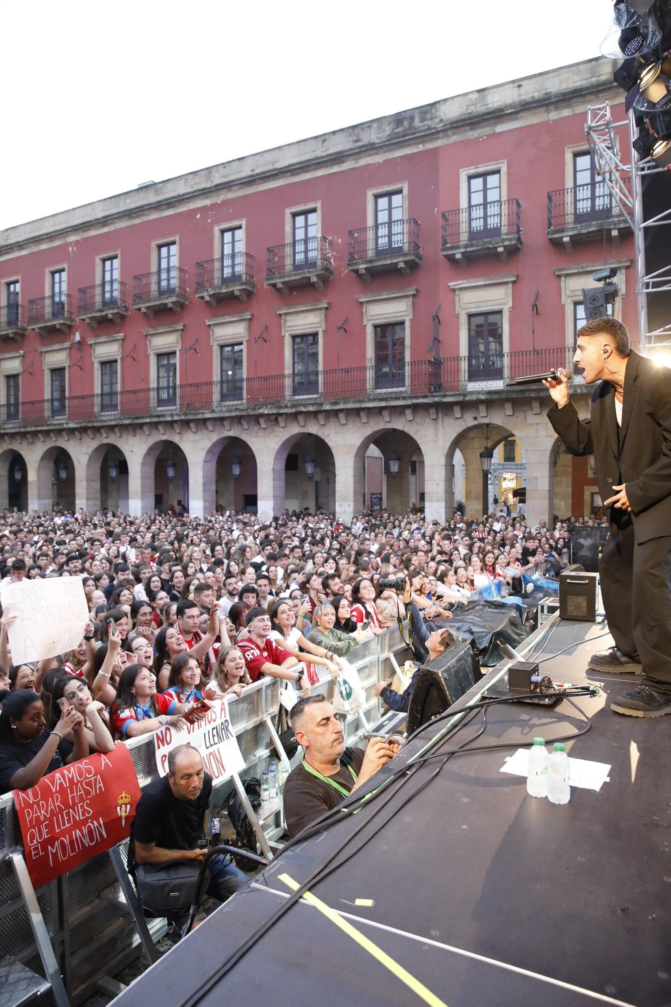 Concierto de Enol en la Plaza Mayor de Gijón