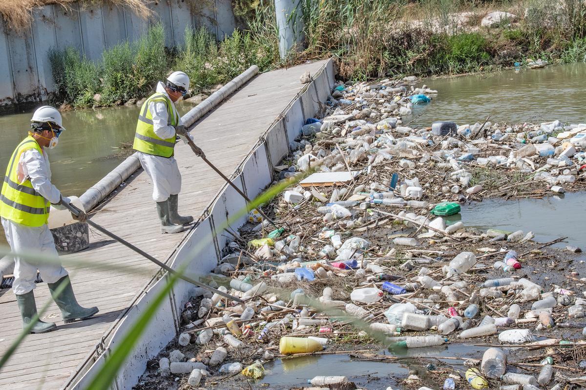 Operarios en la plataforma de retención en la desembocadura de Guardamar