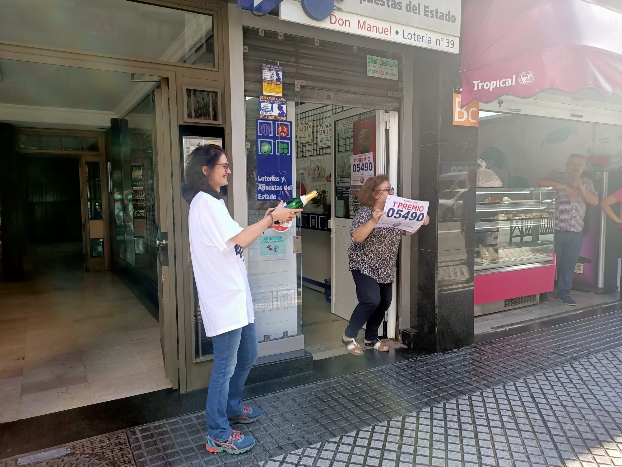 Celebración en la administración número 39 de Las Palmas de Gran Canaria, una de las dos agraciadas con El Gordo en la calle Rafael Cabrera.