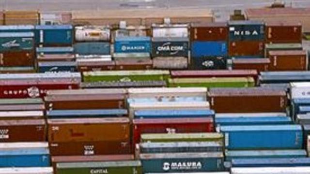 Contenedores para la exportación en el puerto de Barcelona.