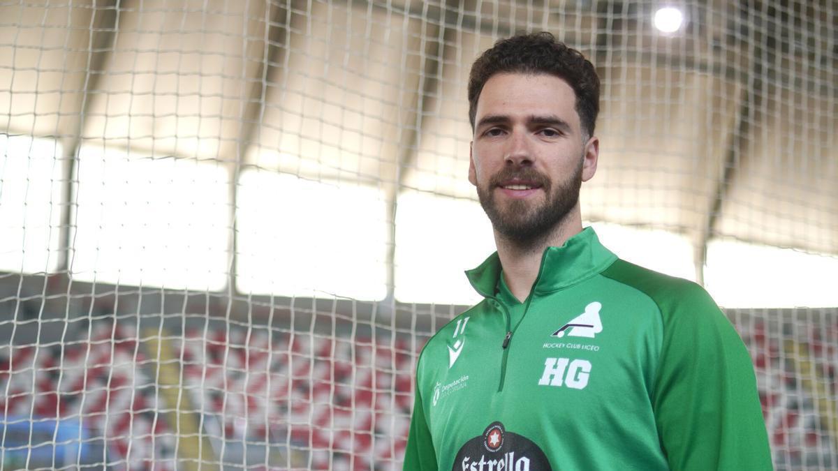 Nuno Paiva posa junto a la pista en el Palacio de los Deportes de Riazor.