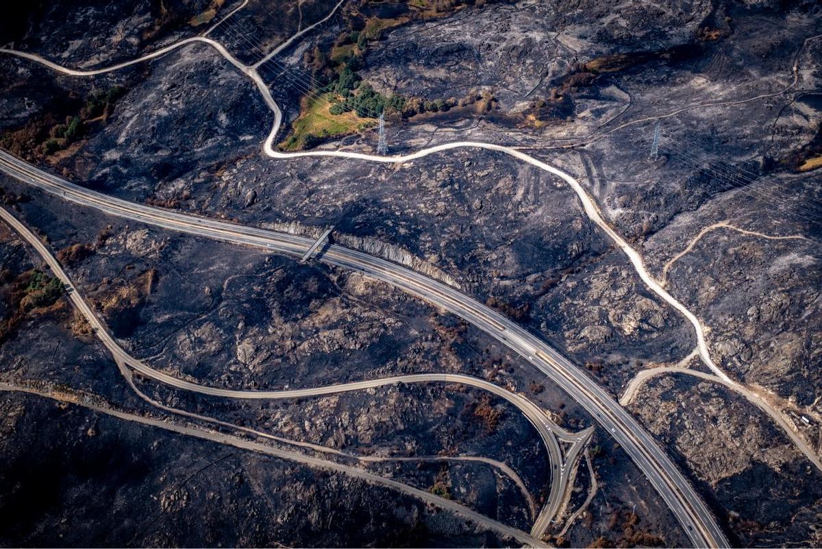 La A-52 serpentea entre cenizas a su paso por A Gudiña