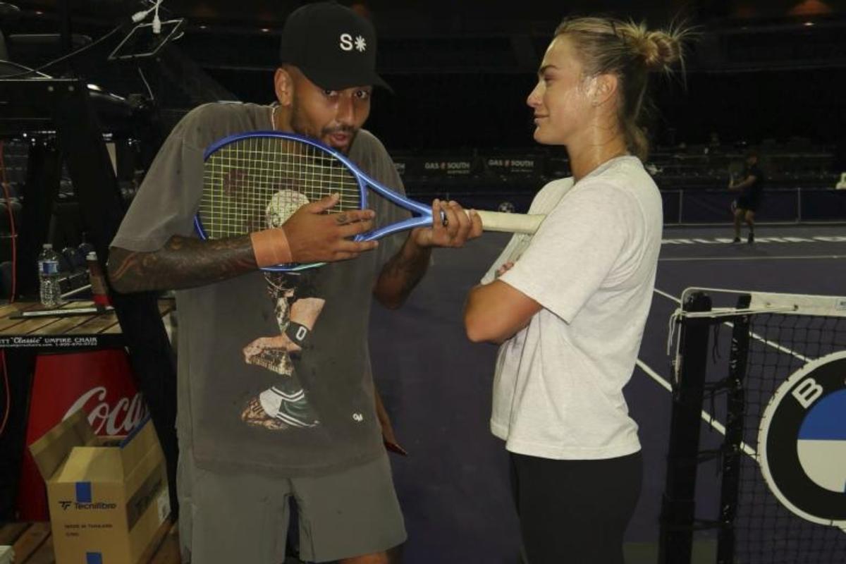 Kyrgios y Sabalenka bromean antes de su enfrentamiento de este domingo en Dubai.