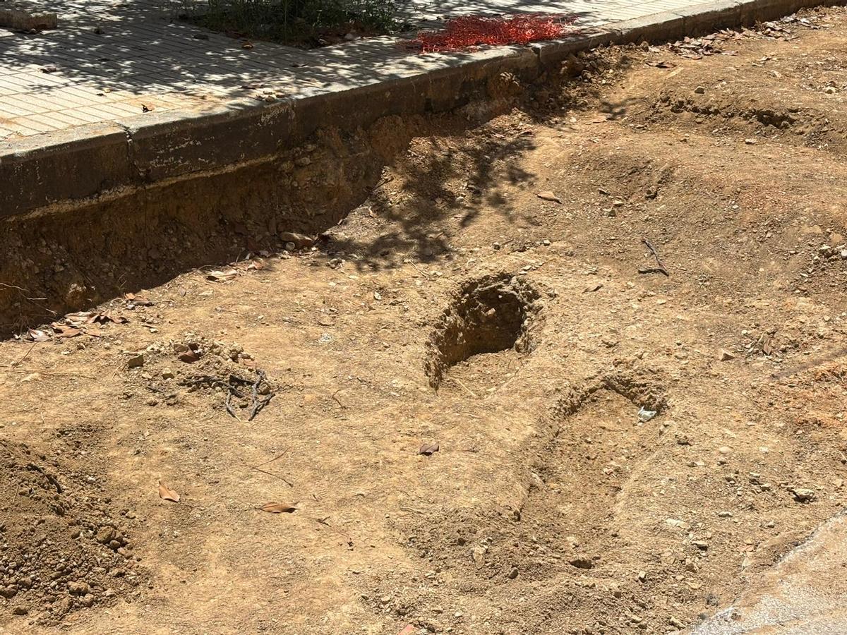 Imagen de las dos tumbas documentadas en el segundo tramo del yacimiento arqueológico de la avenida de Huelva de Badajoz.
