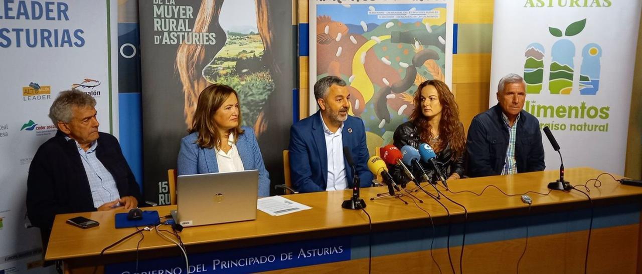 De izquierda a derecha, Belarmino Fernández, Begoña López, Alejandro Calvo, Ana Labad y Marcelino Martínez, ayer durante la presentación del Día de la Mujer Rural | LNE