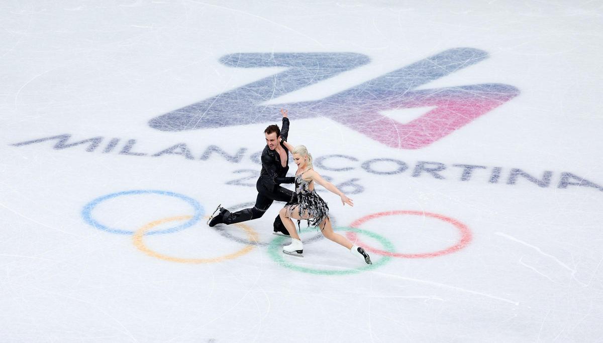 Olivia Smart y Tim Dieck durante su programa de la Danza sobre Hielo del patinaje artístico de los Juegos Olímpicos de Milán y Cortina d'Ampezzo 2026.
