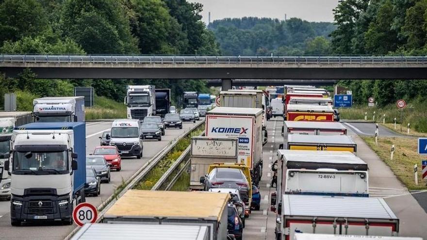 El Govern reparte 5 millones de euros más entre el sector del transporte para paliar el encarecimiento del combustible