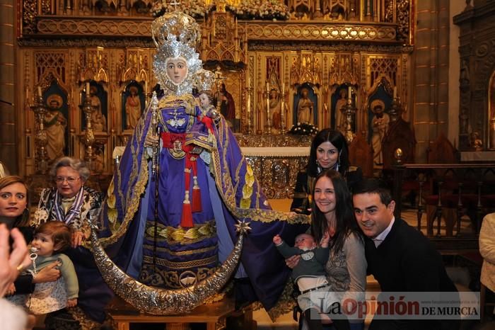 Los niños pasan por el manto de la Fuensanta