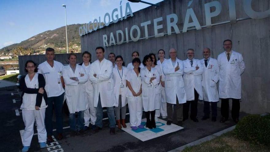 Parte del equipo de Oncología Radioterápica, ayer en el HUCA.
