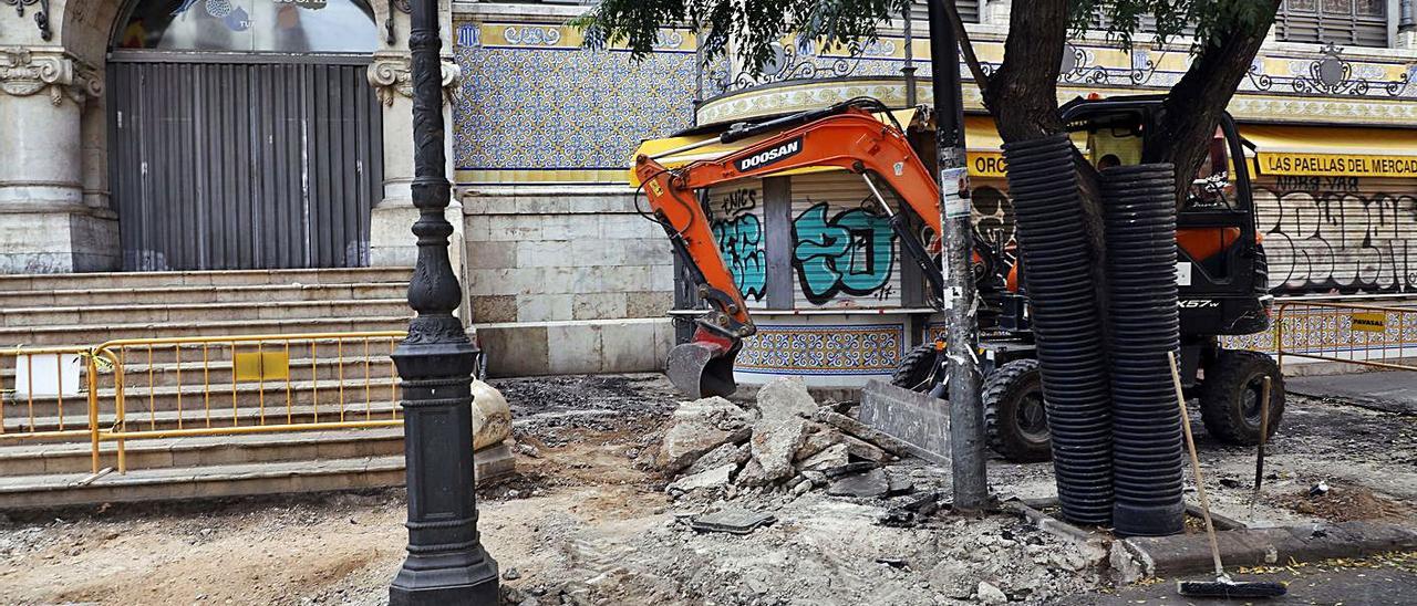 Obras en la puerta del Mercado Central. | M.A.MONTESINOS