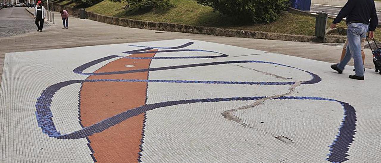 El mosaico cerámico donde esta semana cayó una vecina de la zona, y con anterioridad muchas otras personas. | Ricardo Solís
