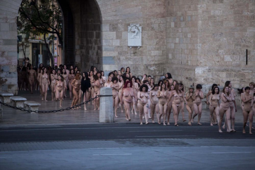 Spencer Tunick desnuda a 2.000 personas en València frente a las Torres de Serranos