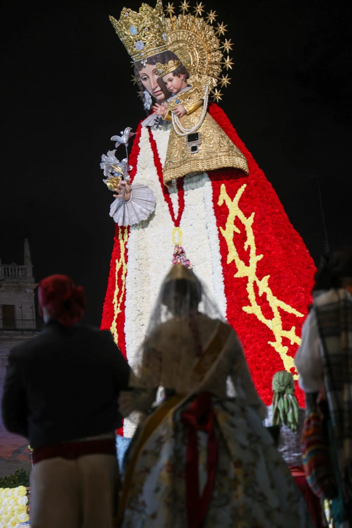 El manto de la Virgen ya luce su espíritu por la paz