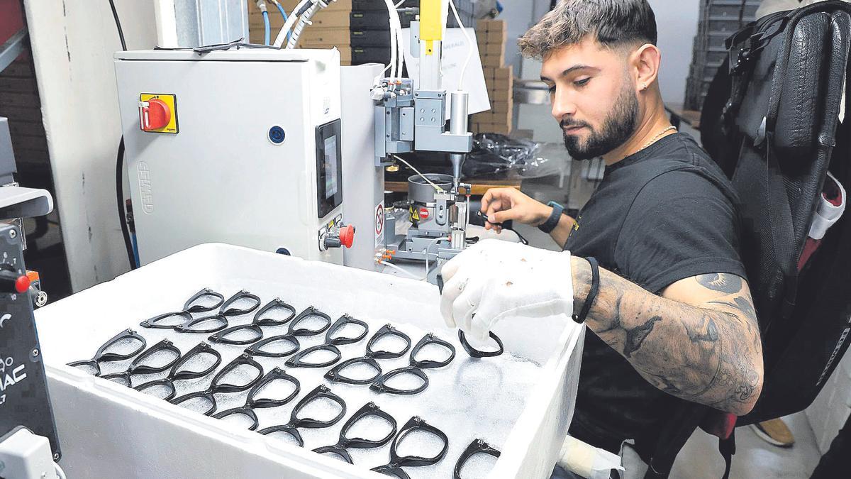 Uno de los operarios de la fábrica que Hawkers tiene en la localidad de Elche.