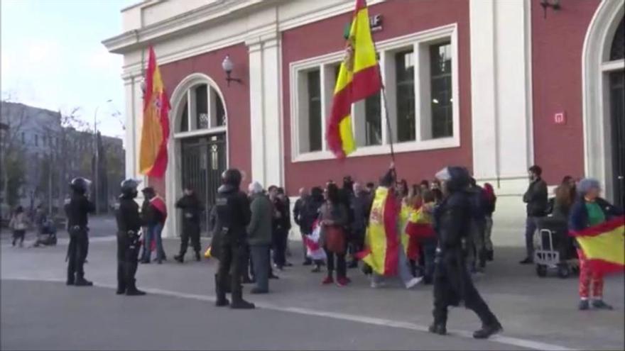 Fort dispositiu policial per separar dos grups d'antifeixistes i ultres a la Meridiana