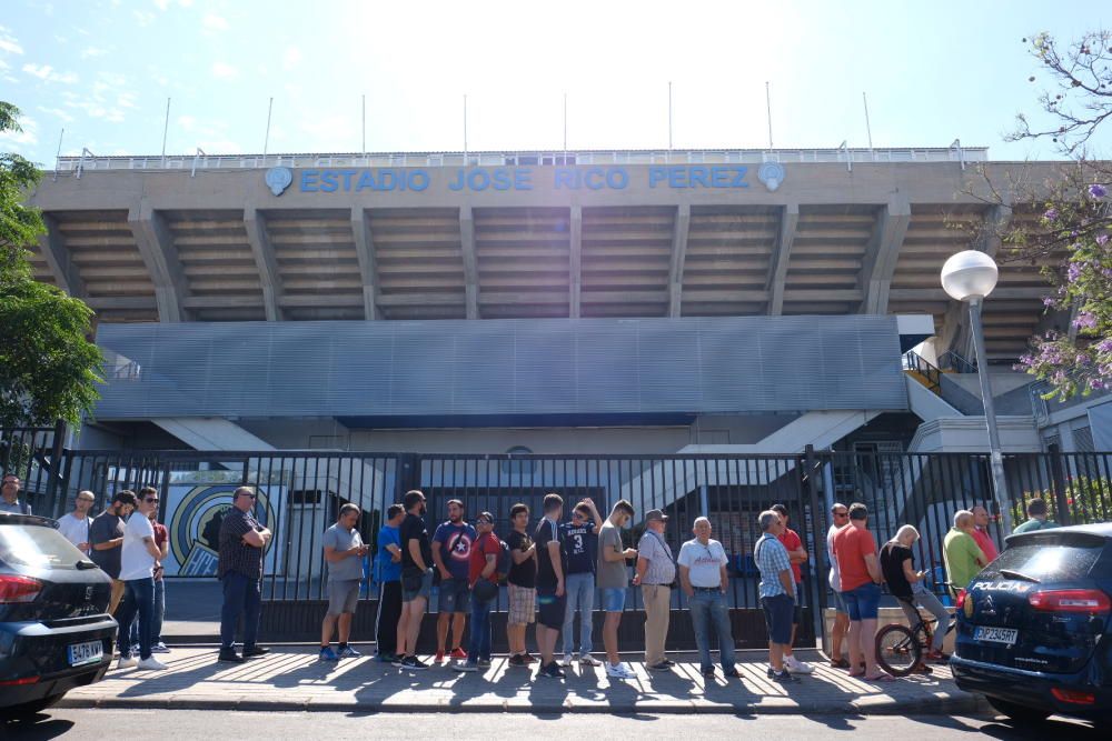 Colas en el Rico Pérez para comprar las entradas del Hércules- Ponferradina