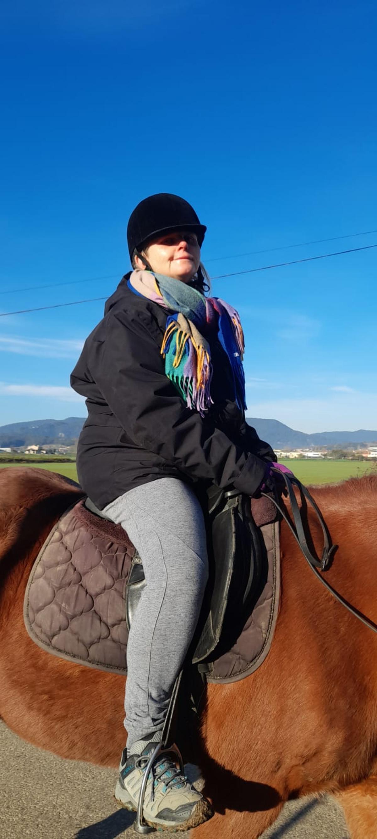 La usuària Bea Pi, fent equinoteràpia.