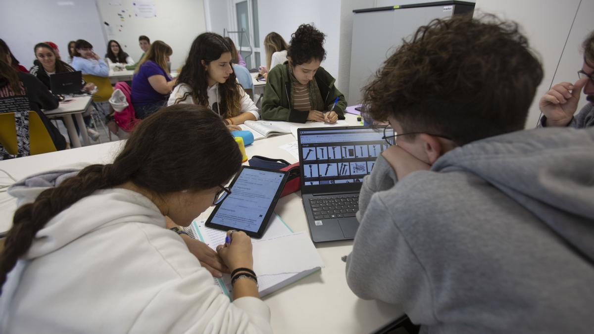 Alumnado de un instituto de la provincia que emplea tecnologías en el aula