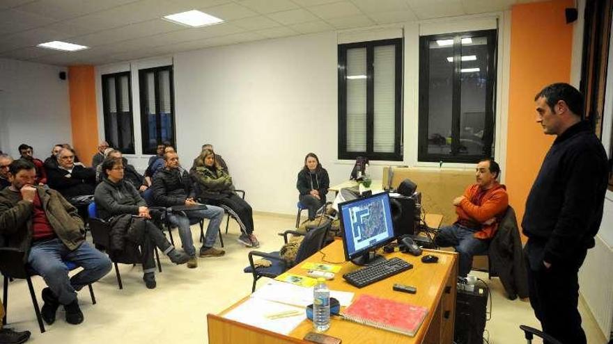 Charla de los apicultores en la Casa de Cultura de Portas. // I. Abella