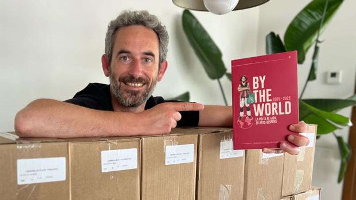 Francesc Casadellà, amb les caixes que contenen exemplars del seu llibre.