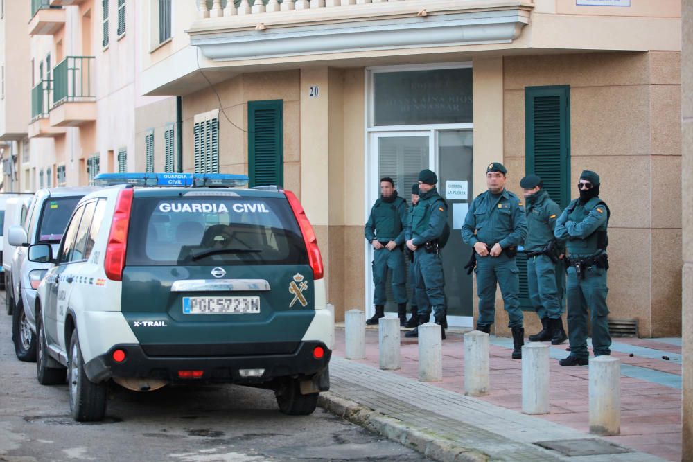 Ein Rauschgift-Kommando der spanischen Guardia Civil hat am Dienstag (31.1.) in mehreren Dörfern auf Mallorca nach Umschlagplätzen für Drogen gesucht. Dabei wurden mindestens vier Verdächtige vorläufig festgenommen.