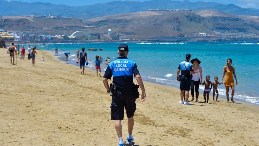 La falta de agentes impide reforzar la seguridad en playas y zonas turísticas